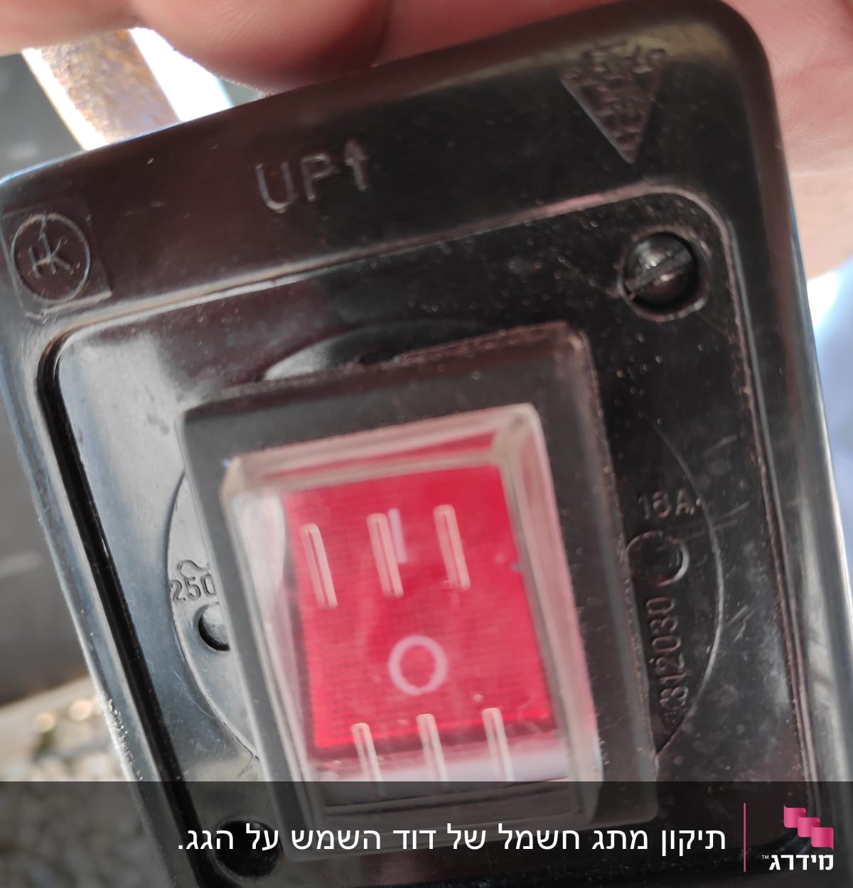מתג חשמלי אדום עם סימנים וכתובות